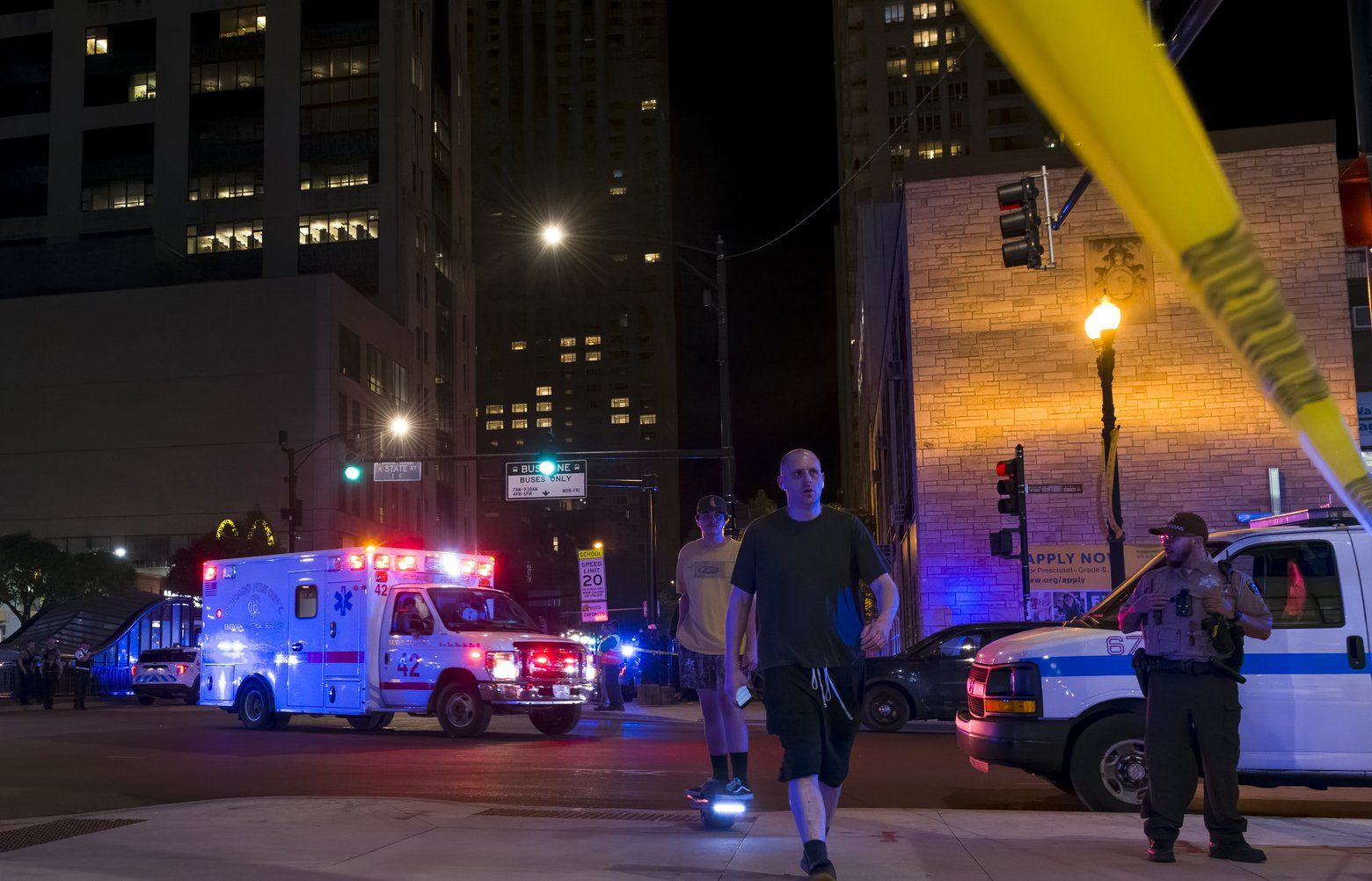 Police: Chicago Shooting Leaves 2 People Dead, 7 Wounded | The Seattle ...