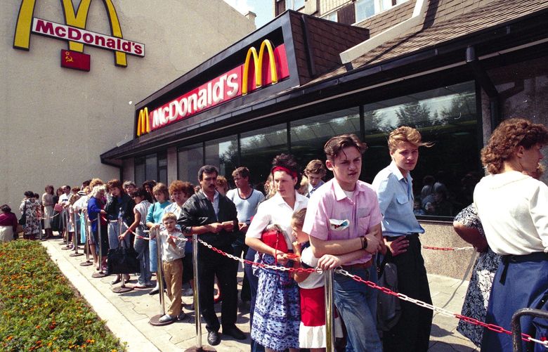 Russians wait in line outside a McDonald’s fast food restaurant in Moscow, 1990.  (AP Photo)
