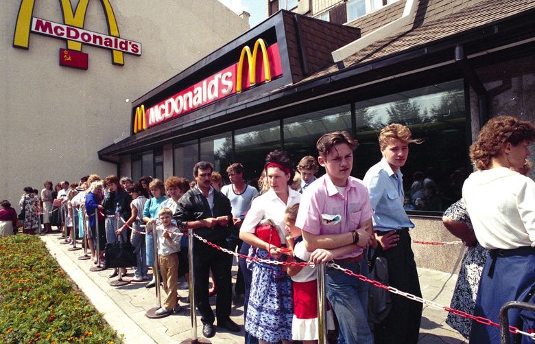 Russians wait in line outside a McDonald’s fast food restaurant in Moscow, 1990. (AP Photo)