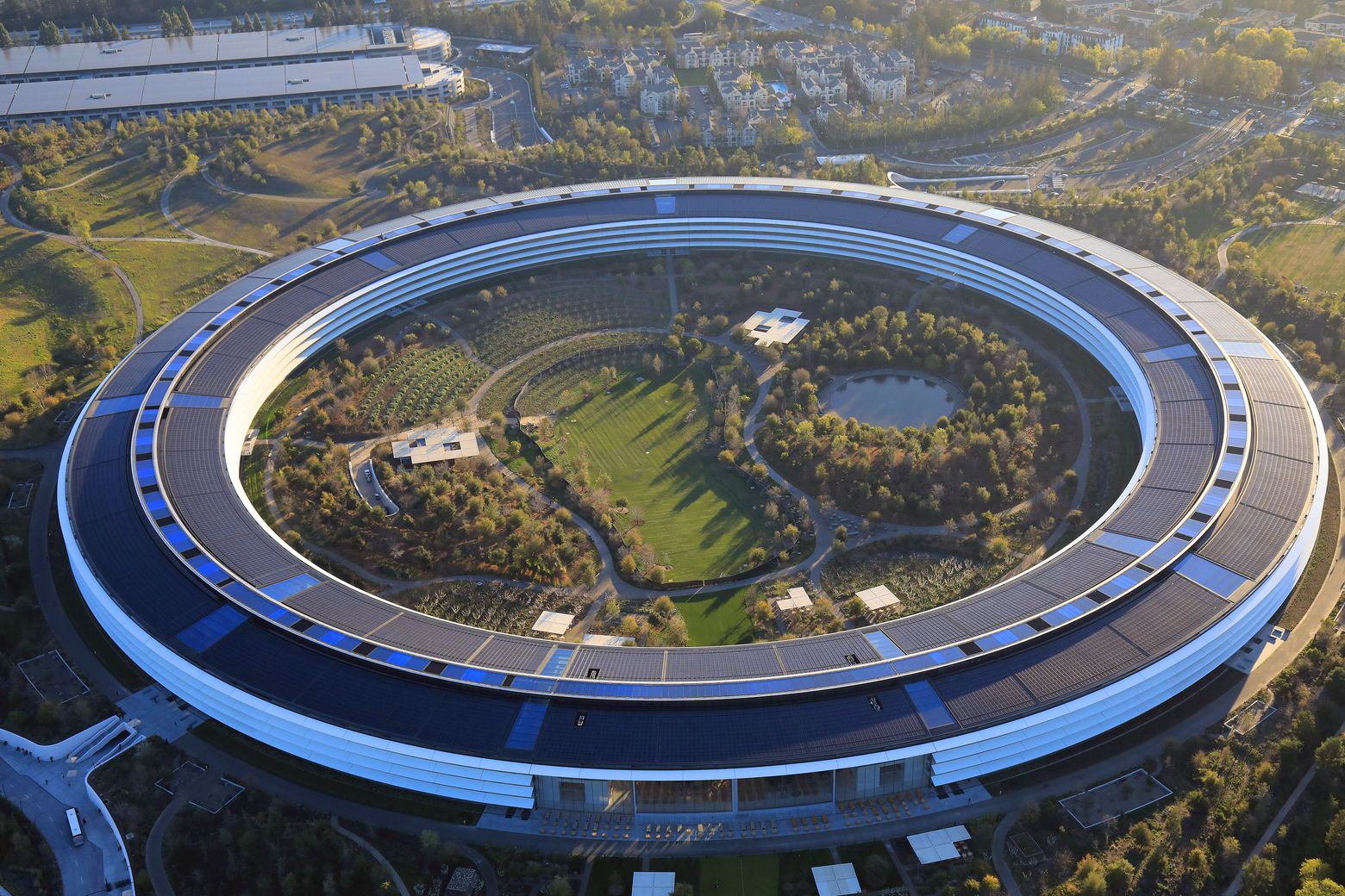 Apple delays and modifies its return to office plans | The Seattle Times
