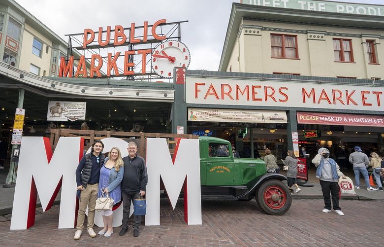 The 2021 Mom’s Market Day photo-op at Pike Place Market.