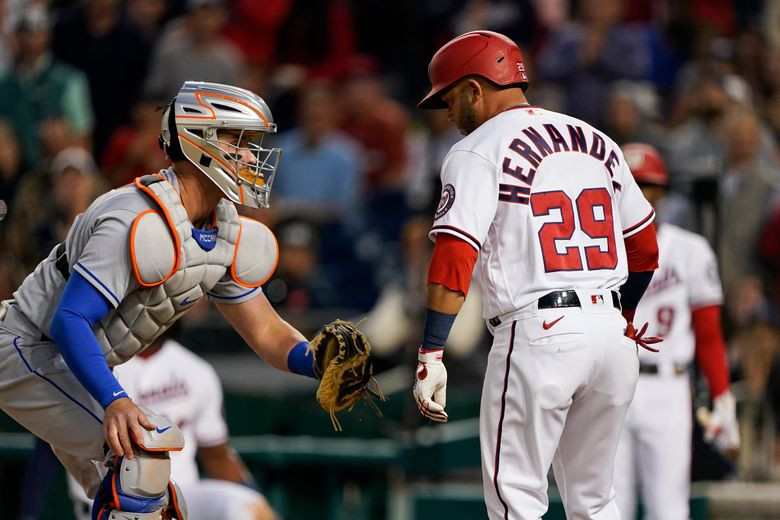 Mets C James McCann sidelined by broken left hamate bone