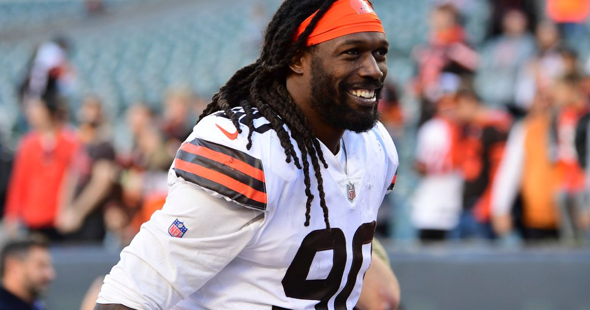 Clowney re-signs with Browns, bookends again with Garrett