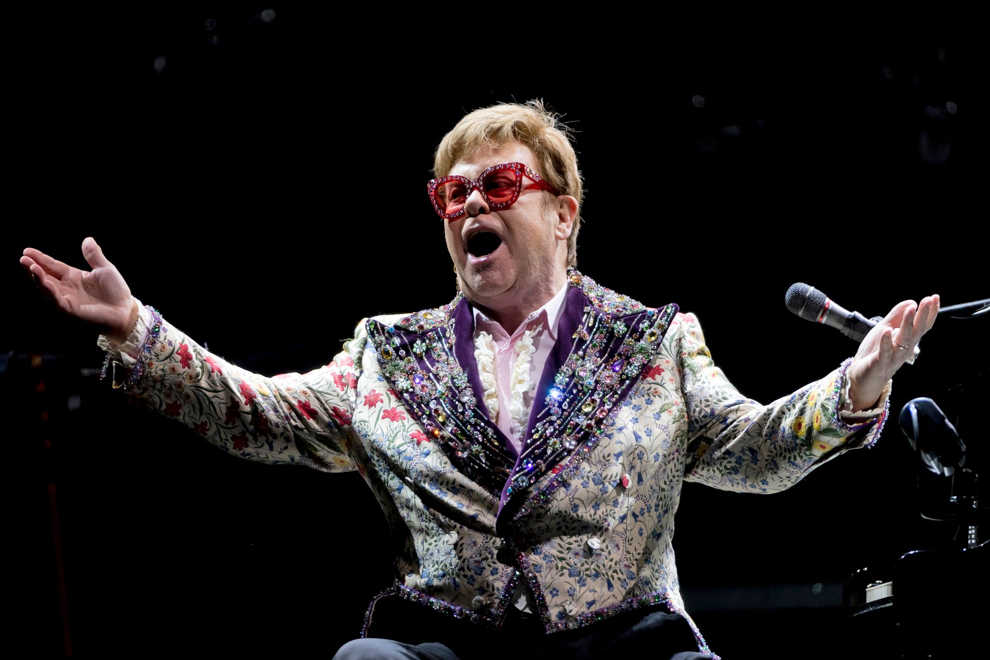 Elton John performs 'Goodbye Yellow Brick Road' at Dodger Stadium - Good  Morning America