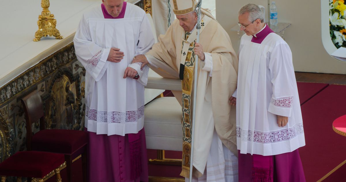 Pope rallies from knee pain to proclaim 10 new saints Pope rallies from knee pain to proclaim 10 new saints