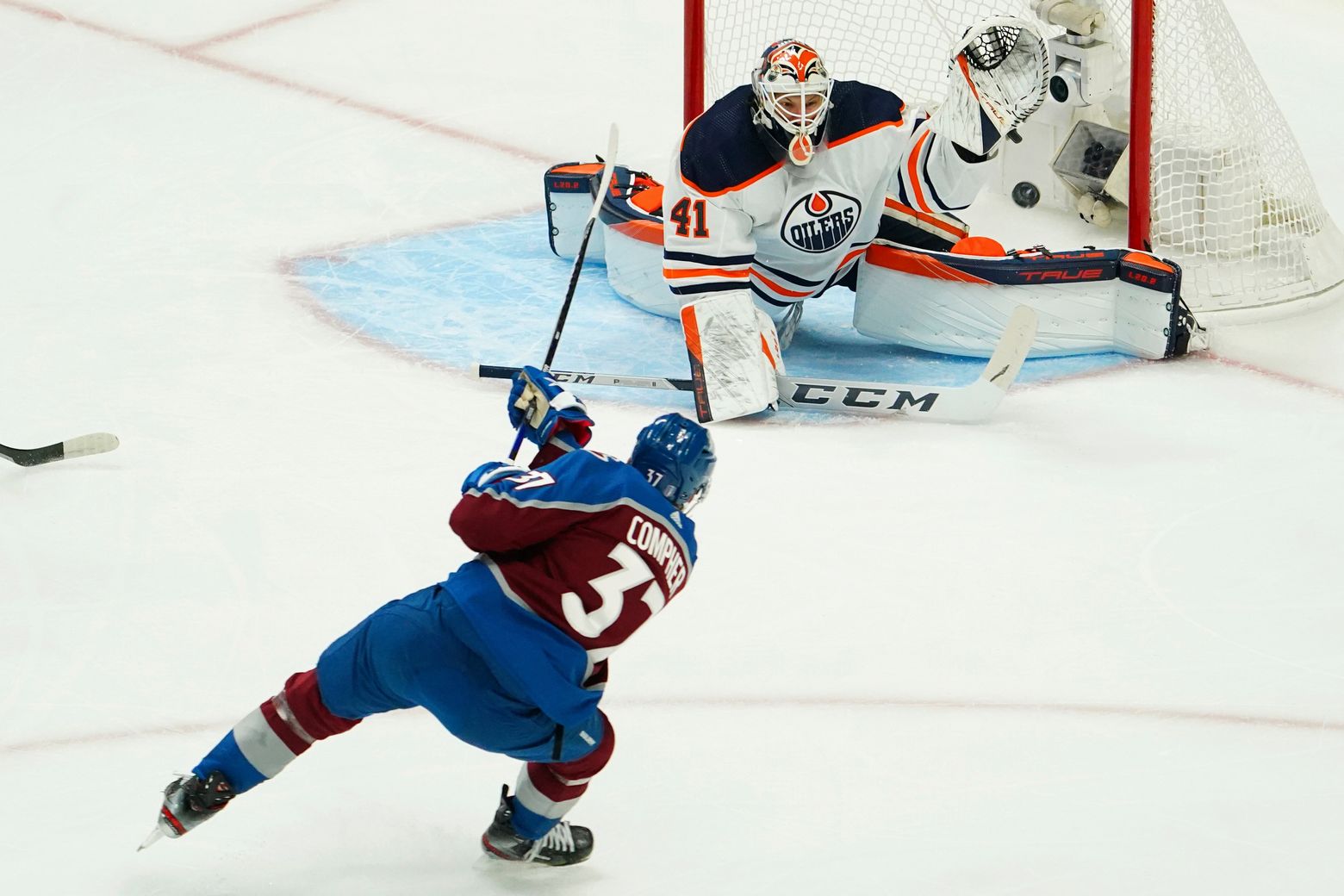 Avalanche hold off Oilers for wild 8-6 victory in Game 1 | The Seattle Times