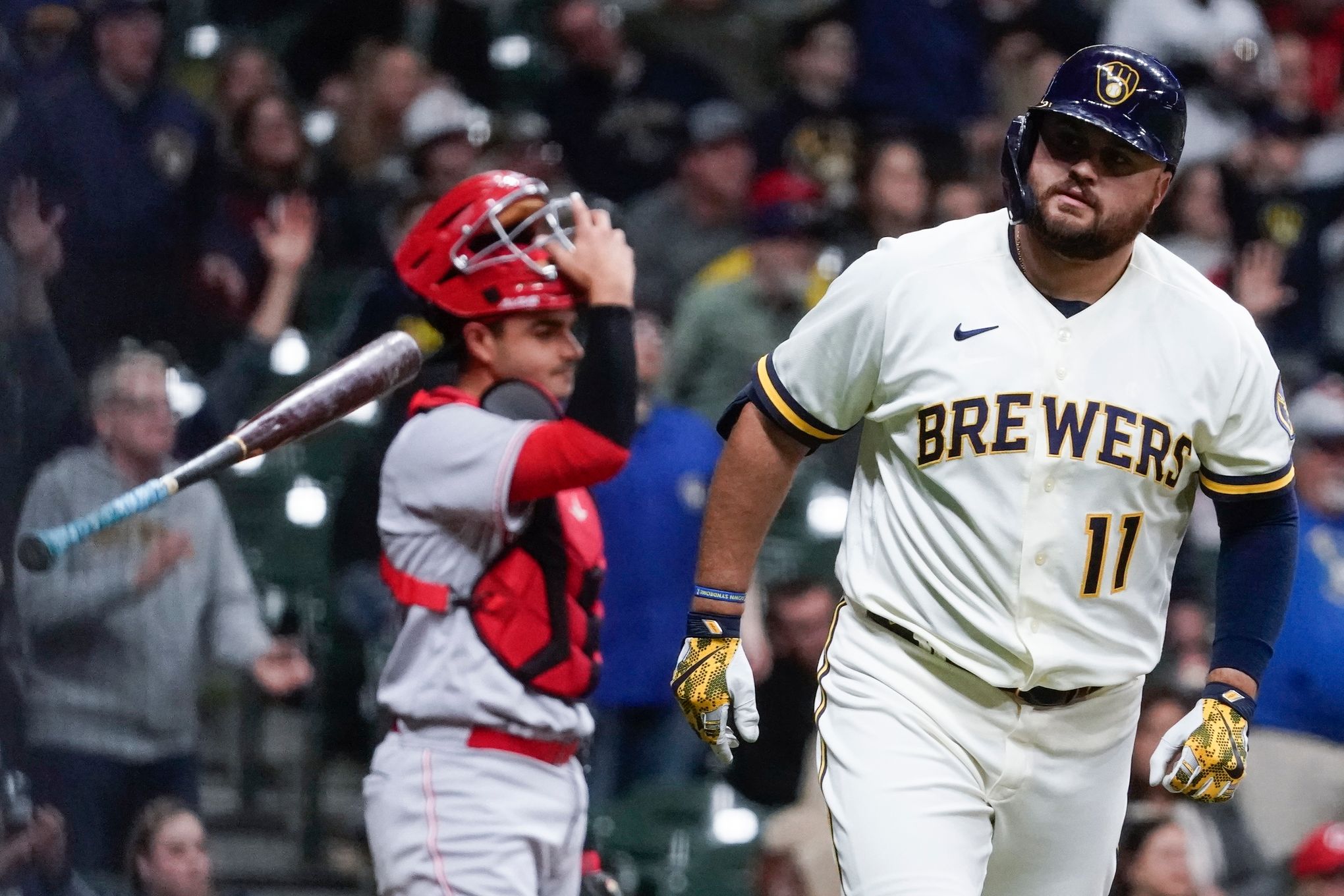 Tellez sets Brewers record with 8 RBIs in 18-4 rout of Reds