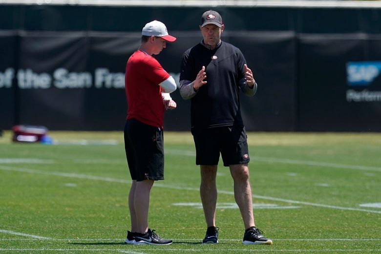 Chicago Bears quarterback Brian Griese, right, directs his offense