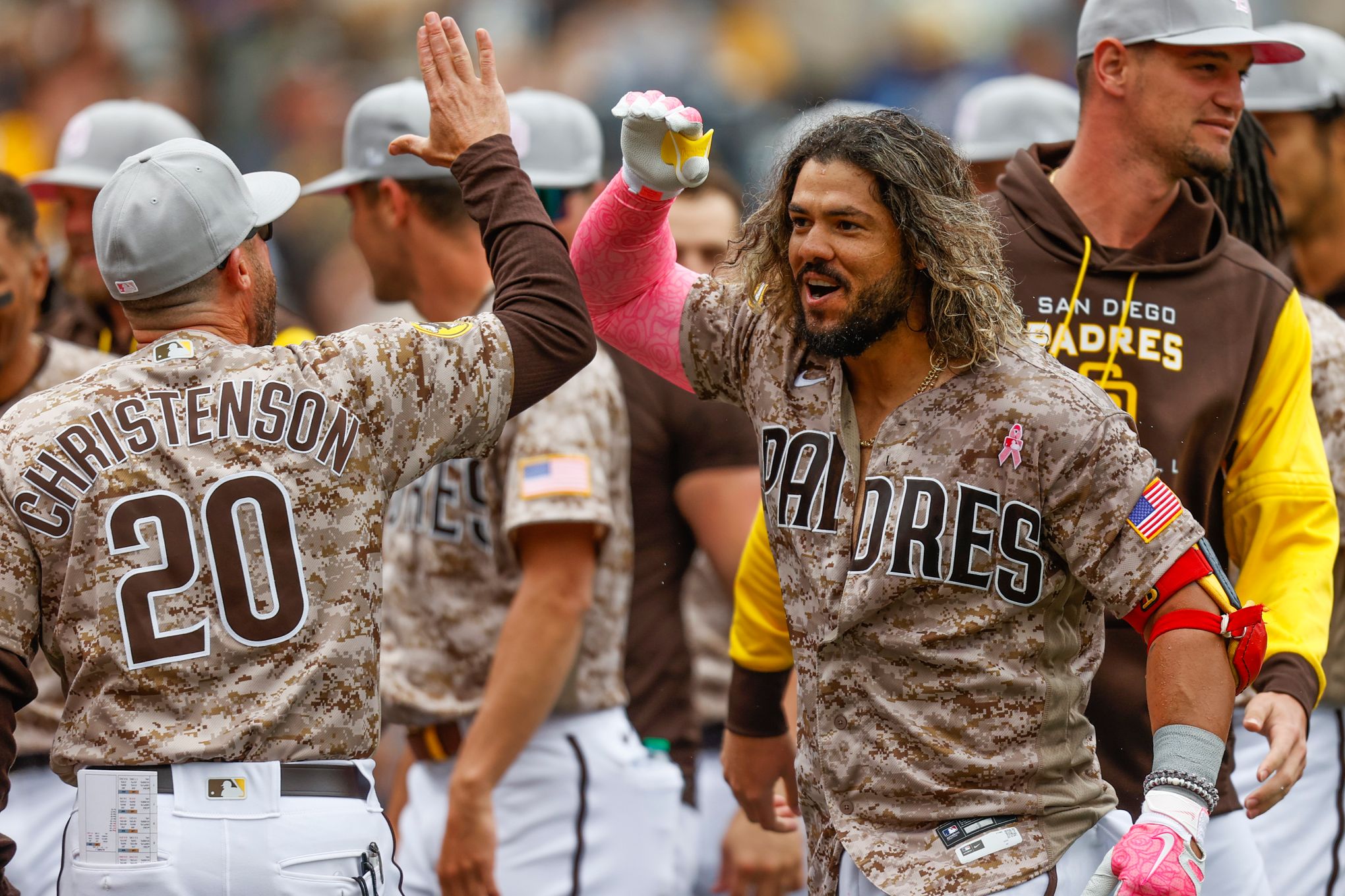 Alfaro mashes pinch-hit 3-run HR in 9th, Padres win 3-2