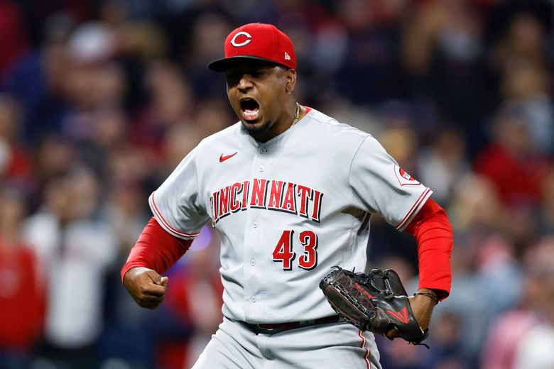 Hunter Greene among 3 Reds pitchers to go to COVID-19 list