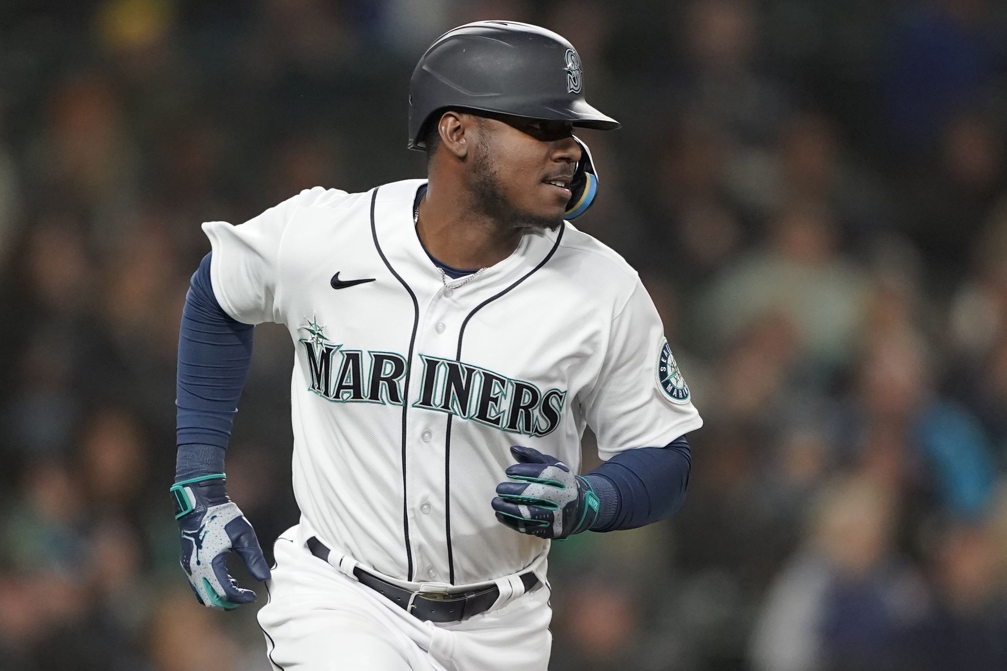 Mariners place Kyle Lewis on concussion injured list, activate Abraham Toro
