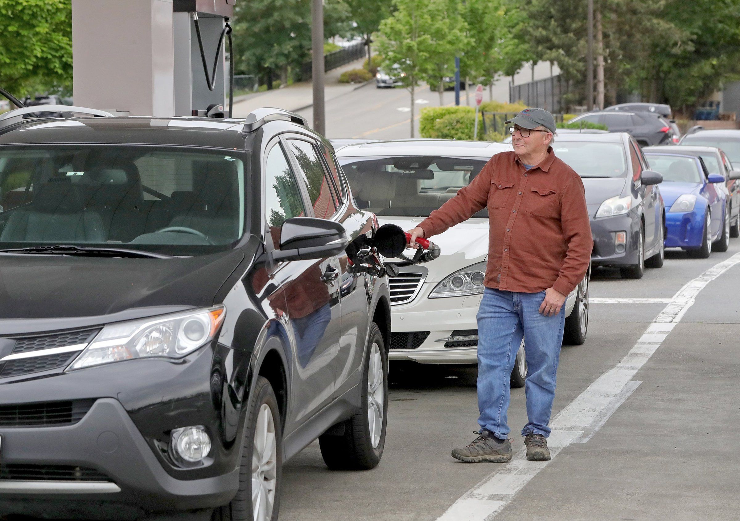 WA gas prices jump to another record as Biden puts spotlight on soaring  refiner profits | The Seattle Times