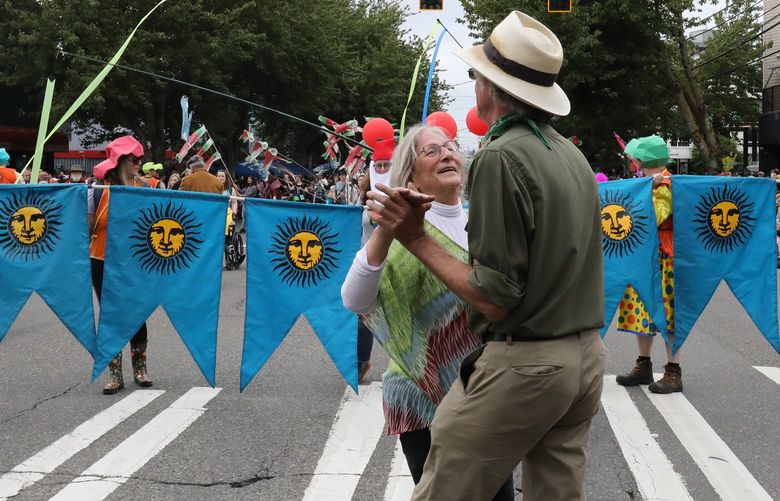 Merrie Lee Soules and Lonn Holiday tango their way down NW 36th Street at the head of the Fremont Solstice Parade.



Ref to more photos online



LO Fremont Solstice Parade



Saturday June 18, 2022 220743