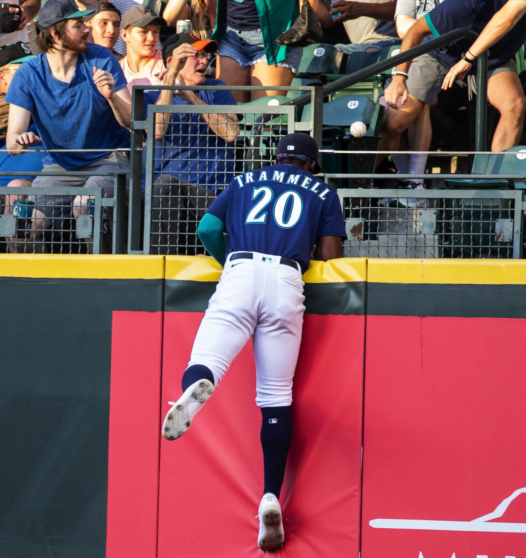 VERY LOUD] As Mariners manager Scott Servais tells his team it