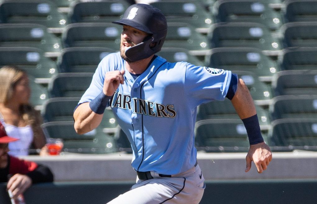 Mitch Haniger forced to leave Mariners game after fouling a ball off his  knee