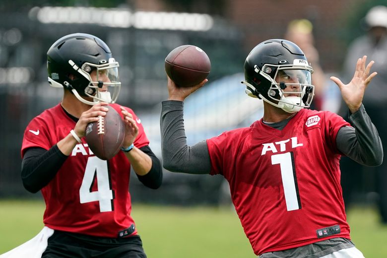 Atlanta Falcons quarterback Desmond Ridder (4) practices before a