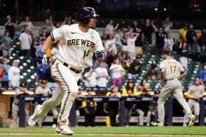 Brewers rally for 4 runs in 9th inning to stun Padres 5-4