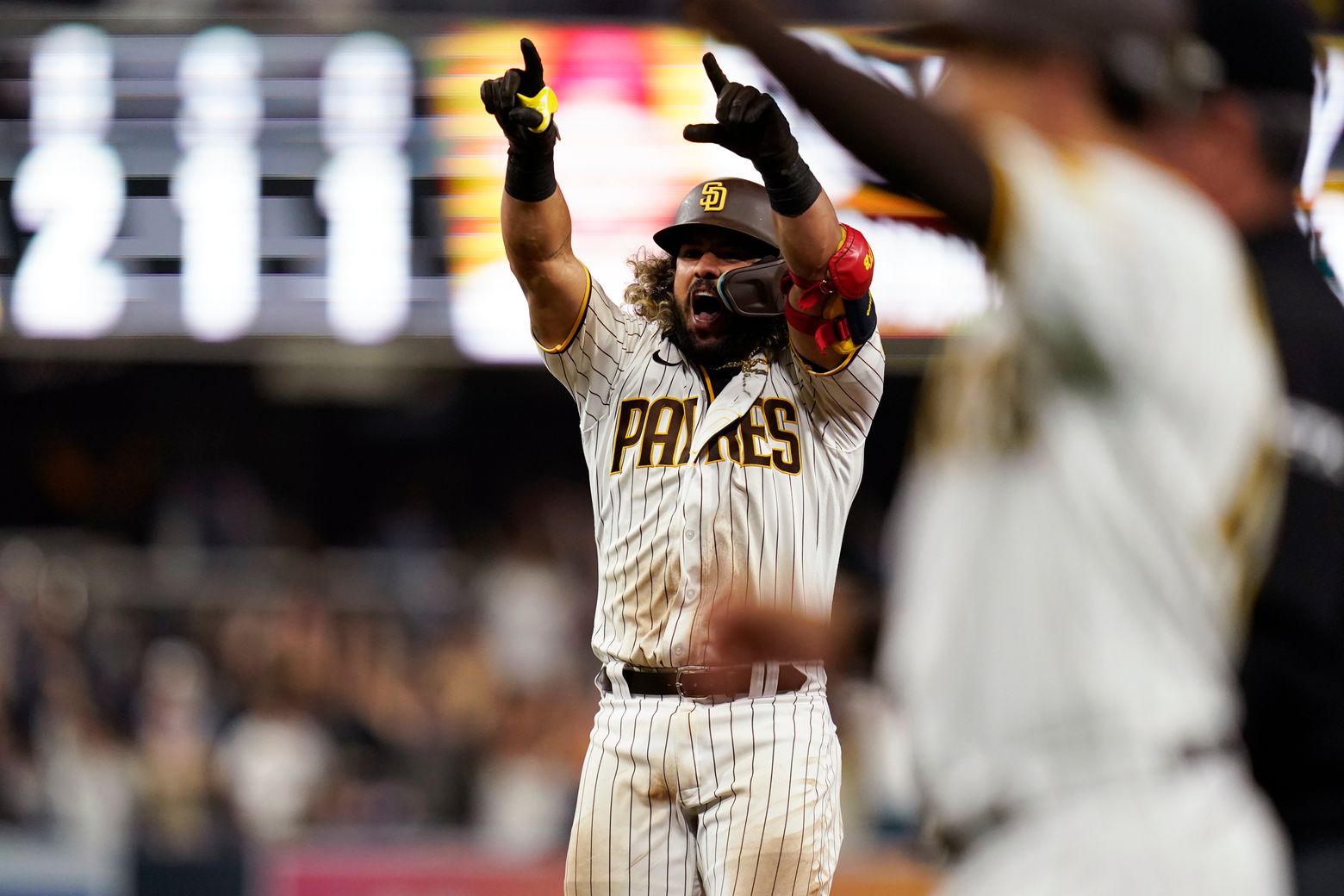 Hosmer drives in 6 to lead Padres over MadBum, D-Backs