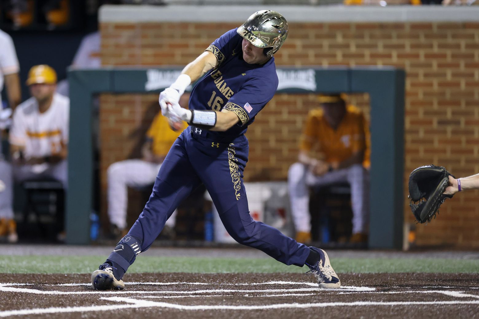 Notre Dame stuns No. 1 seed Tennessee to advance to College World Series