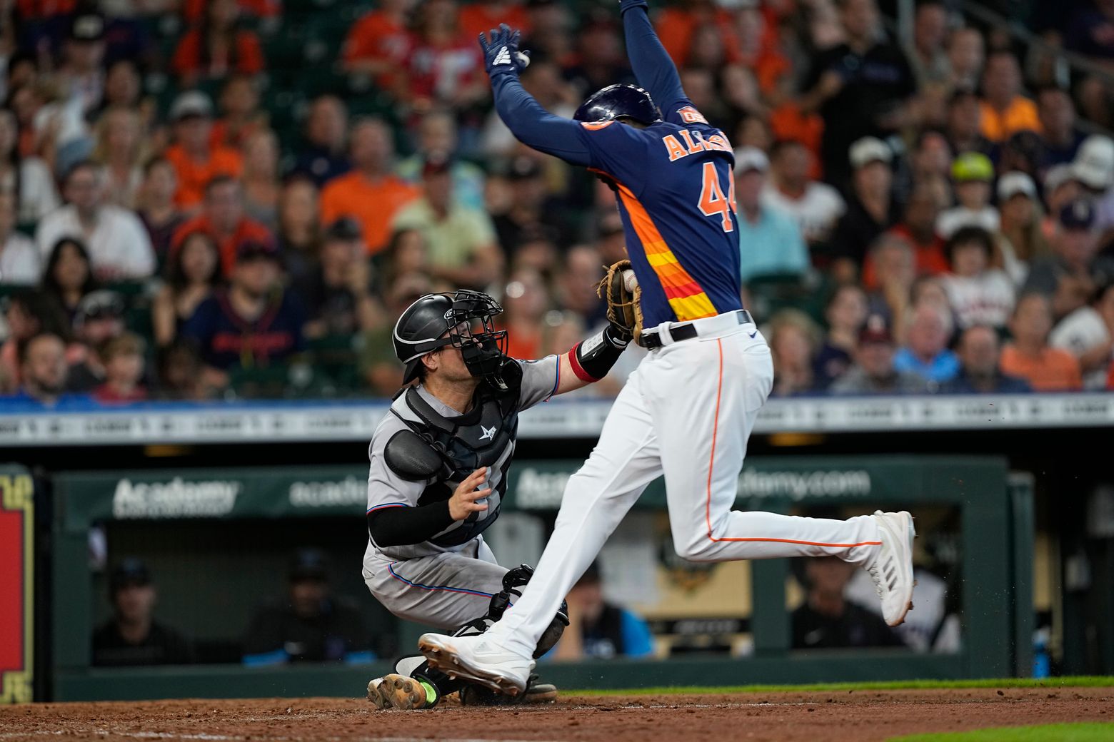 Verlander wins 8th, Peña, Altuve homer, Astros beat Marlins