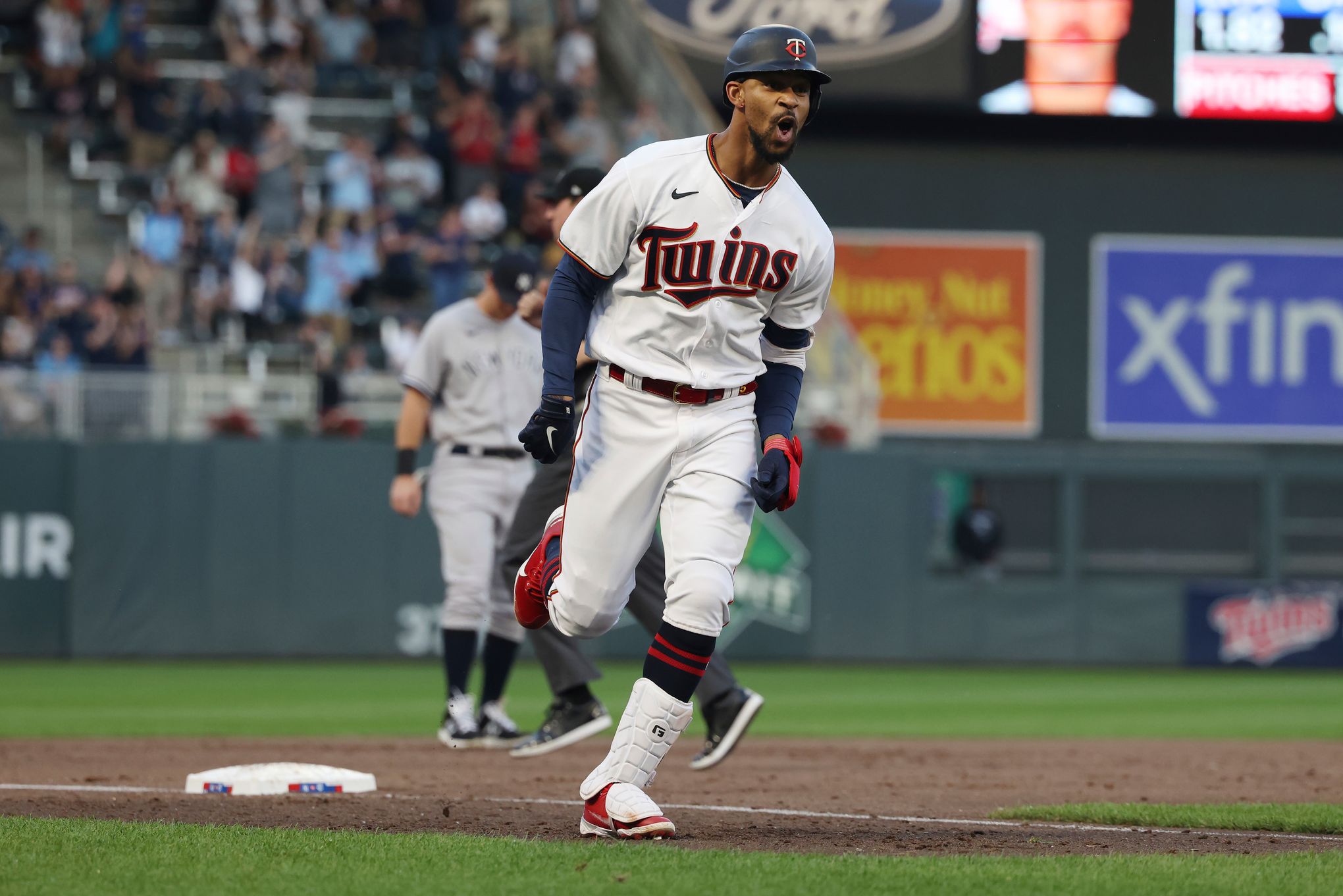 Giancarlo Stanton exits Yankees game vs Twins with possible injury