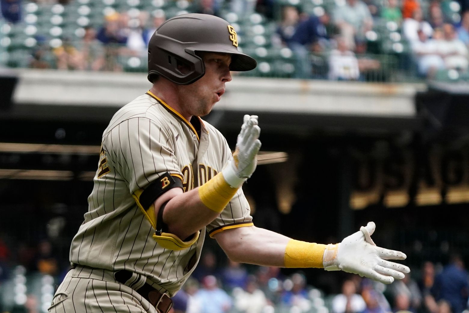 Cronenworth's HR in 10th sends Padres past Brewers 6-4