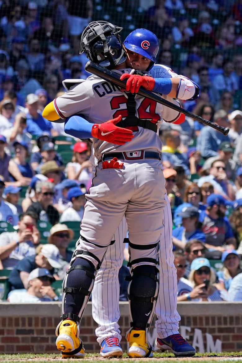 Former Atlanta Braves player David Justice, right, hugs Braves