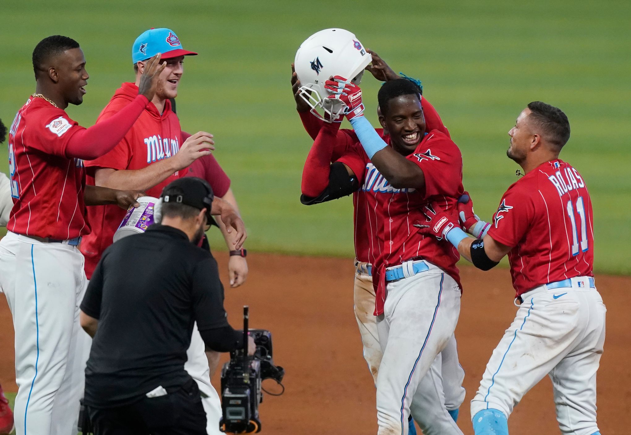 Chisholm's homer leads Marlins over Giants 4-2