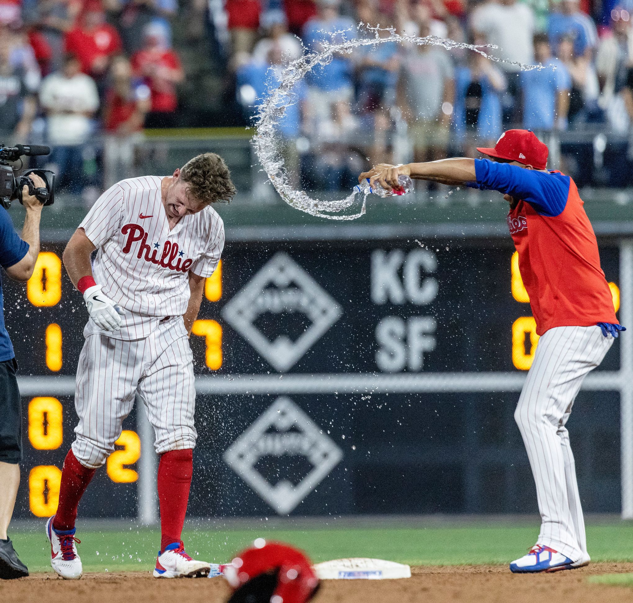 Hoskins' RBI in 9th rallies Phillies past Marlins 3-2