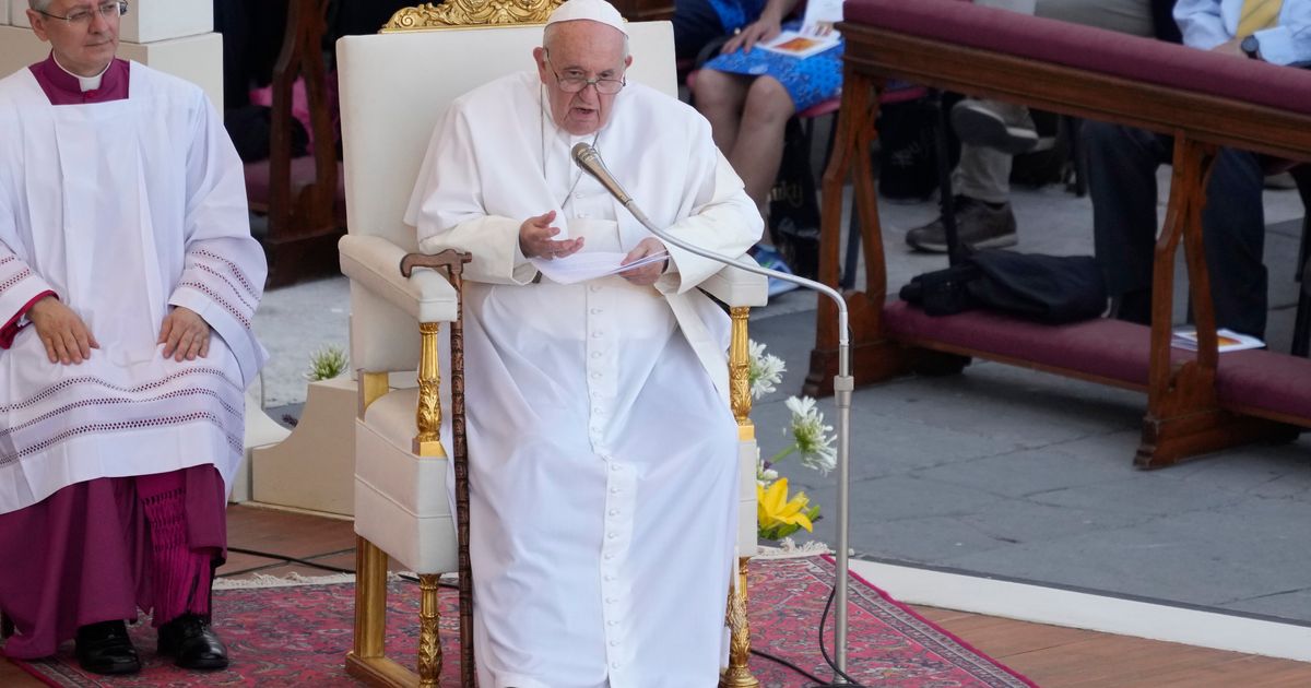 Pope hails families, blasts ‘culture of waste’ after Roe Pope hails families, blasts ‘culture of waste’ after Roe