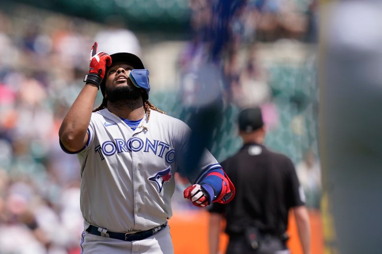 Vladimir Guerrero Jr. nearly took out throngs of Yankees fans after losing  his bat