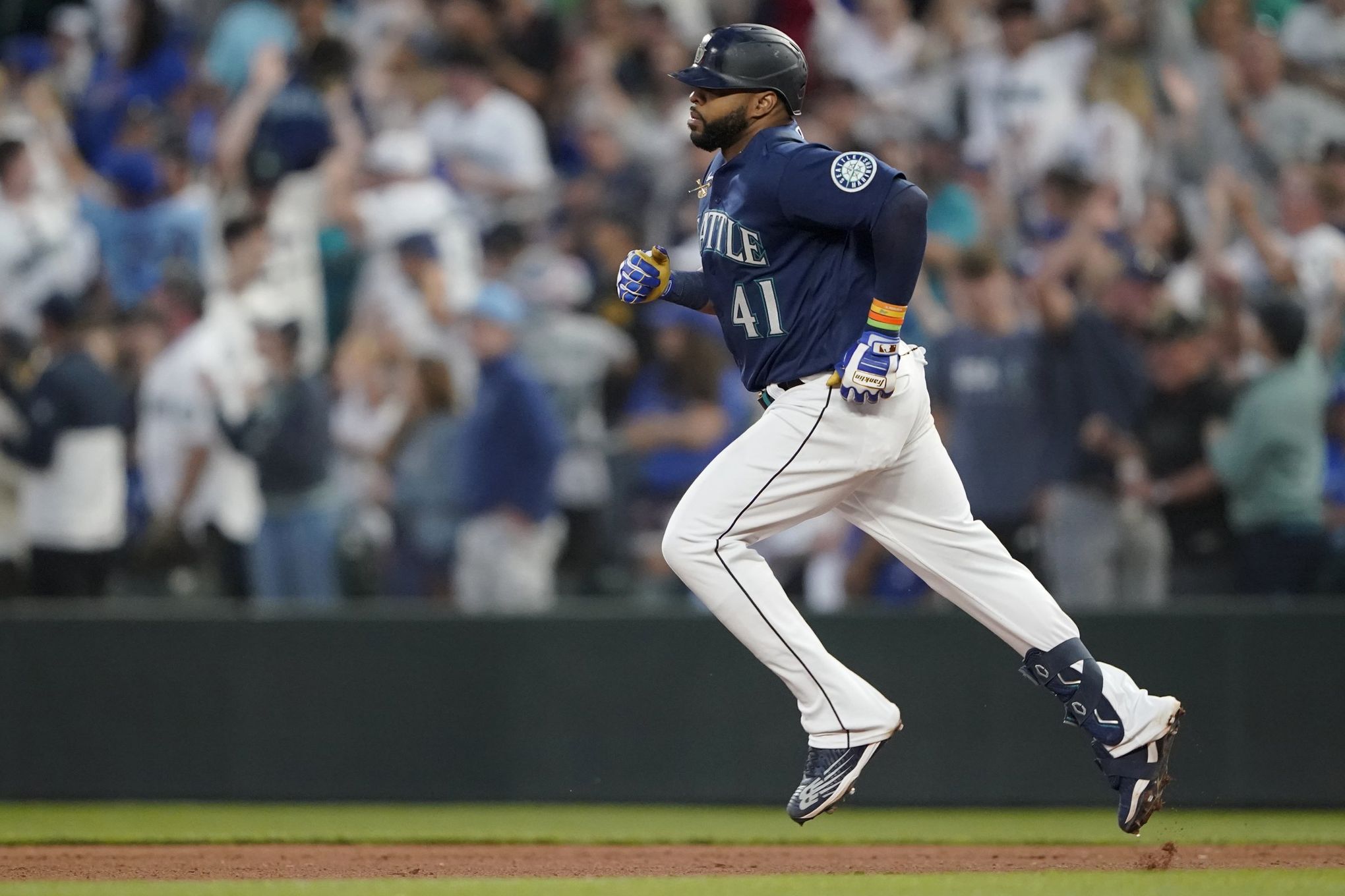 Mariners sweep the Blue Jays powered by Carlos Santana's two home