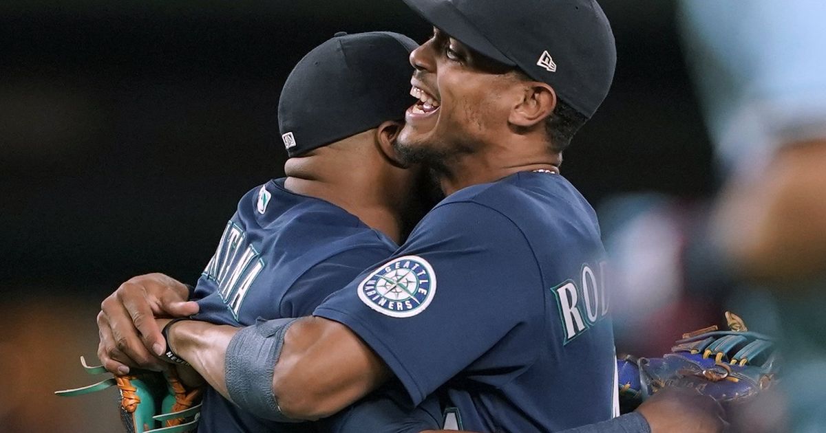 Mariners sweep the Blue Jays powered by Carlos Santana's two home