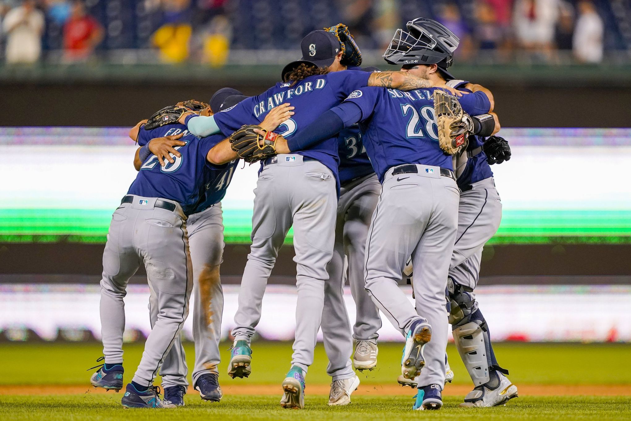 Twinbill sweep of Nats extends Mariners' win streak to 10