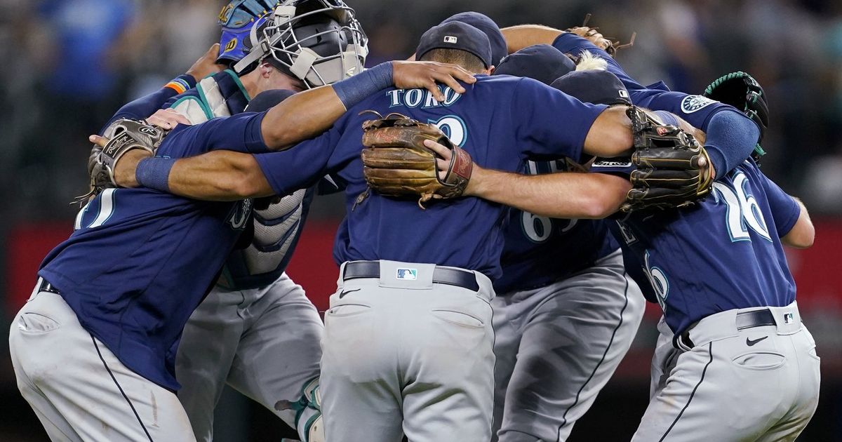 Rangers' Martin Perez breaks arm when hit by liner