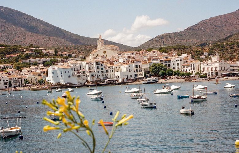 – EMBARGO: NO ELECTRONIC DISTRIBUTION, WEB POSTING OR STREET SALES BEFORE 12:01 A.M. ET ON TUESDAY, JULY 19, 2022. NO EXCEPTIONS FOR ANY REASONS – Kayakers near Cadaques, Spain, once frequented by Salvador Dal’ and where an offshore wind farm is set to be approved by the Spanish government, on June 18, 2022. Contentious plans to erect a wind farm off the northeastern coast of Spain are part of a tense debate over where to locate new renewable energy projects across Europe. (Samuel Aranda/The New York Times) XNYT86 XNYT86