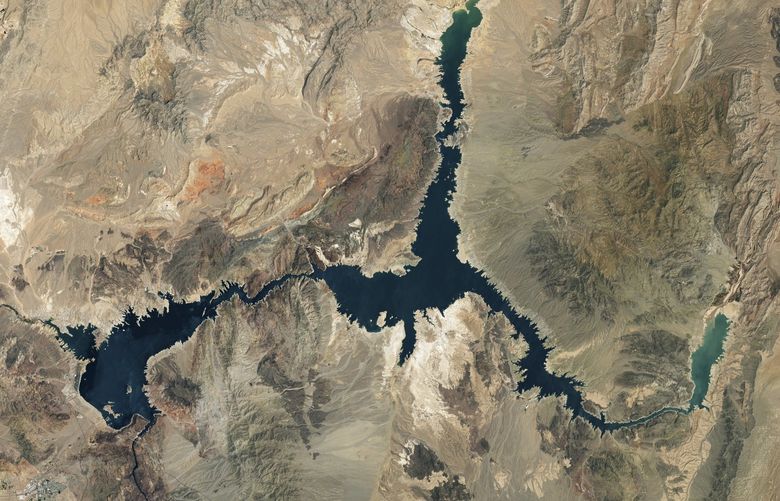 EDS.: SECOND IN A SERIES OF TWO PHOTOS – An image provided by the NASA Earth Observatory shows the water level of Lake Mead, in the southwestern United States, on July 3, 2022. In 2000, Lake Mead was full of deep, midnight-blue water that flooded the banks of the rivers that fed it, but 20 years later, it has shrunken drastically. (Lauren Dauphin/NASA Earth Observatory via The New York Times) – EDITORIAL USE ONLY – XNYT41 XNYT41