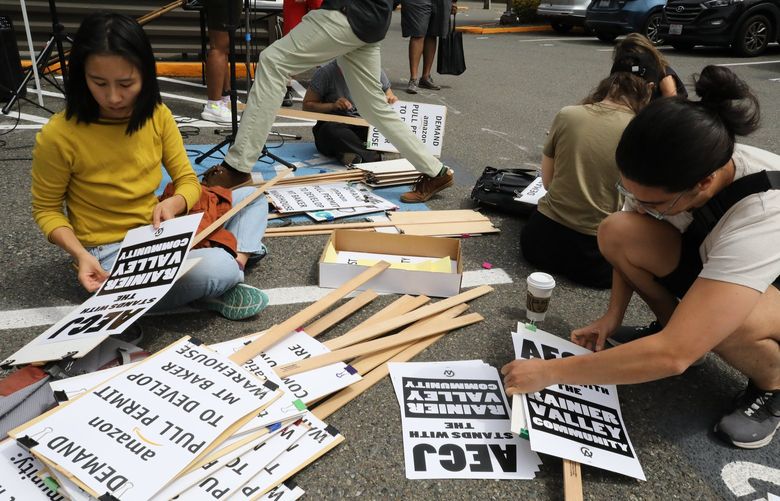 Despite Amazon saying they’ve abandoned plans for a Rainier Vallery warehouse, protesters prepare their signs demanding the company pull its permit for an area facility.


.Protest of proposed Mount Baker Amazon facility.



Saturday July 23, 2022 221058