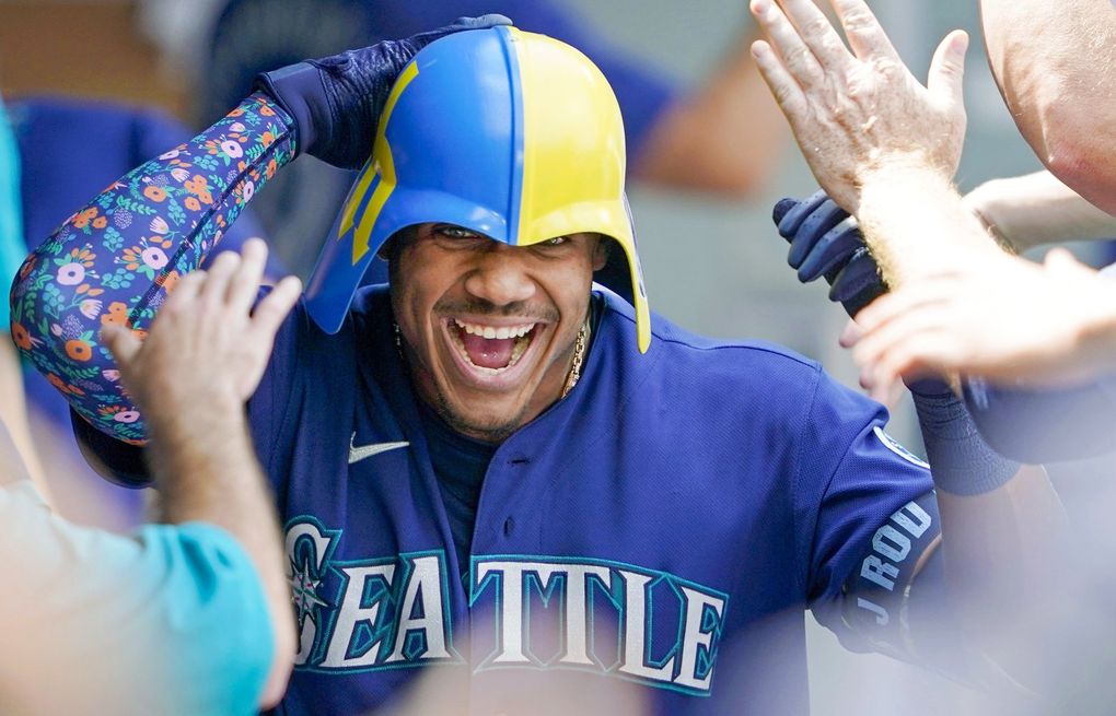 Mariners' Julio Rodríguez etches his name in history books with homer,  stolen base vs Padres