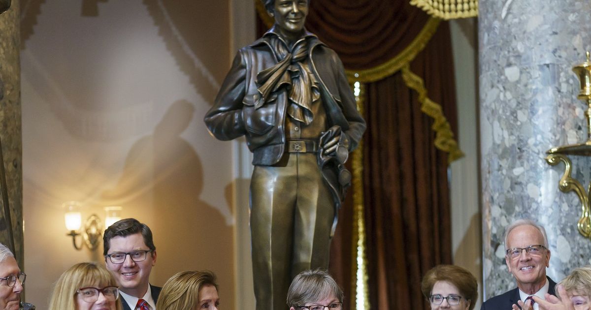 Aviator Amelia Earhart honored with statue at U.S. Capitol The
