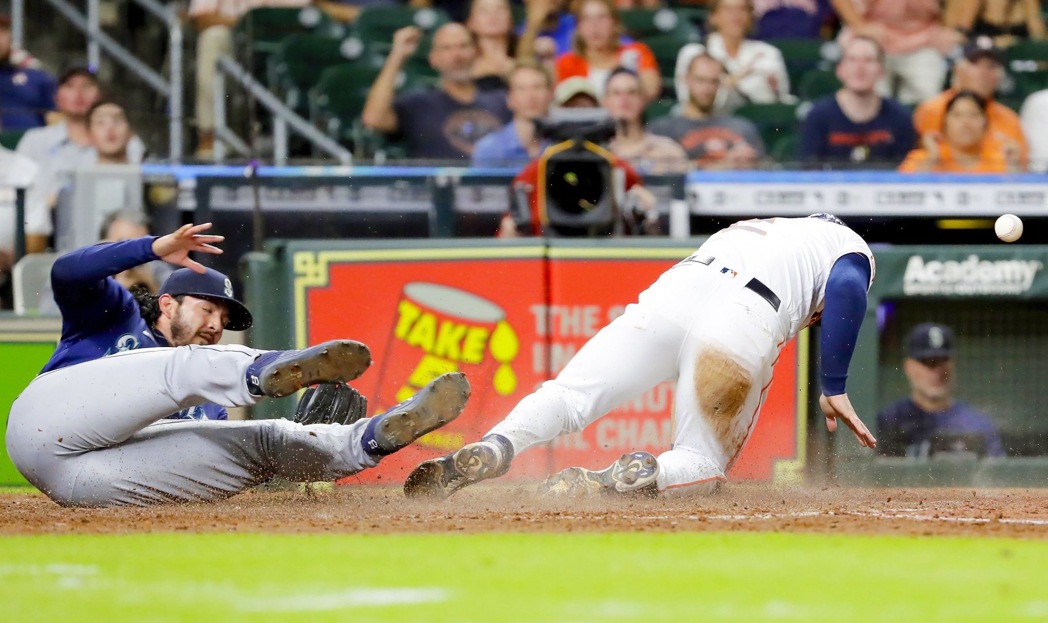 Red hot Mariners rout the Astros, Sports news