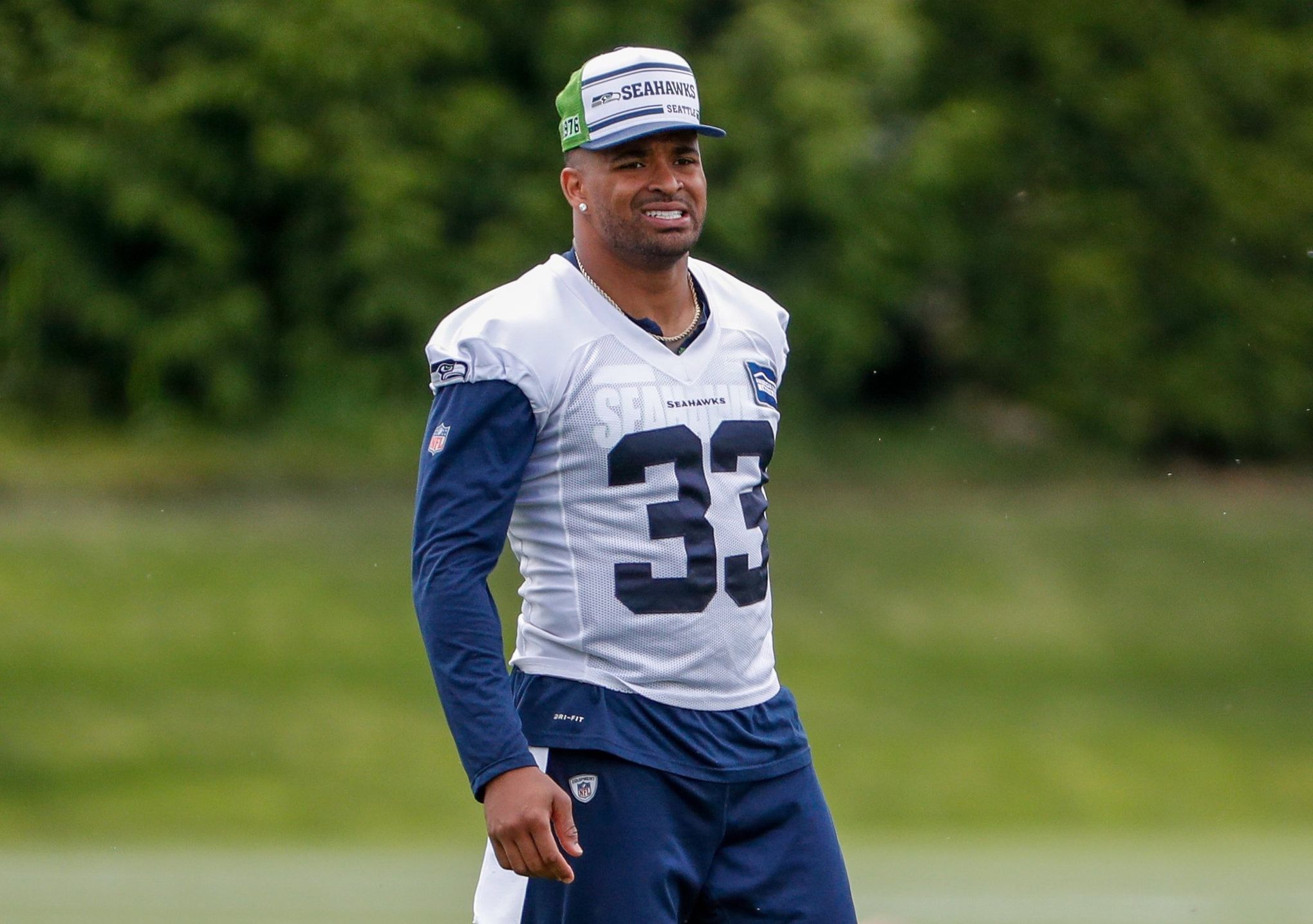 Seahawks safety Jamal Adams slices hand while slicing strawberries