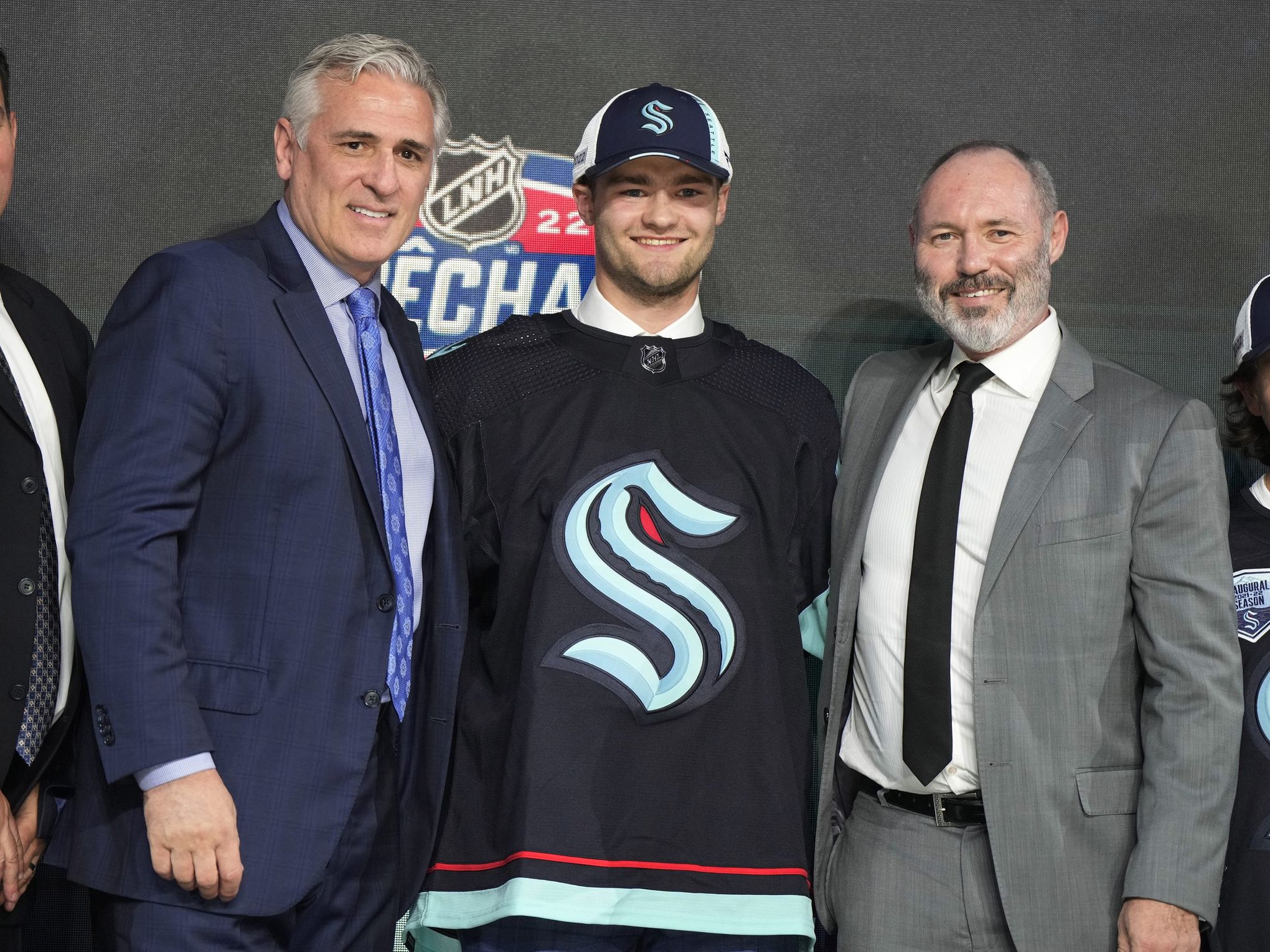 Chicago Blackhawks pick Kevin Korchinski in first-round of 2022 NHL Draft