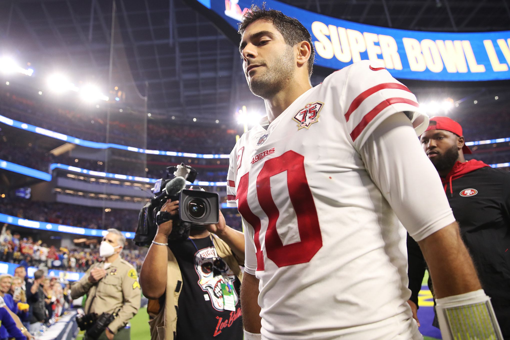 49ers clear QB Jimmy Garoppolo to practice and to seek trade, per report