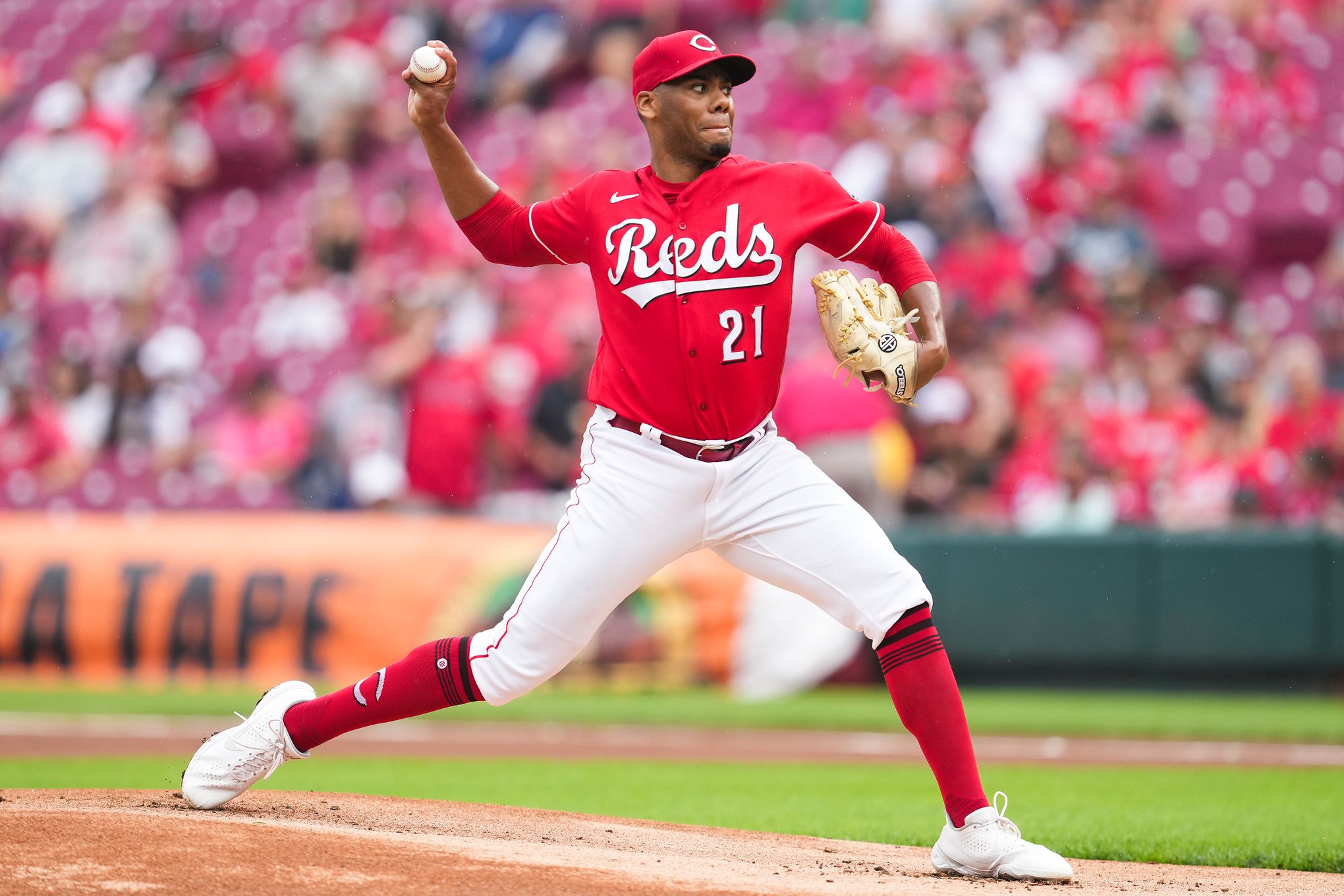Reds to sign Donovan Solano and Buck Farmer