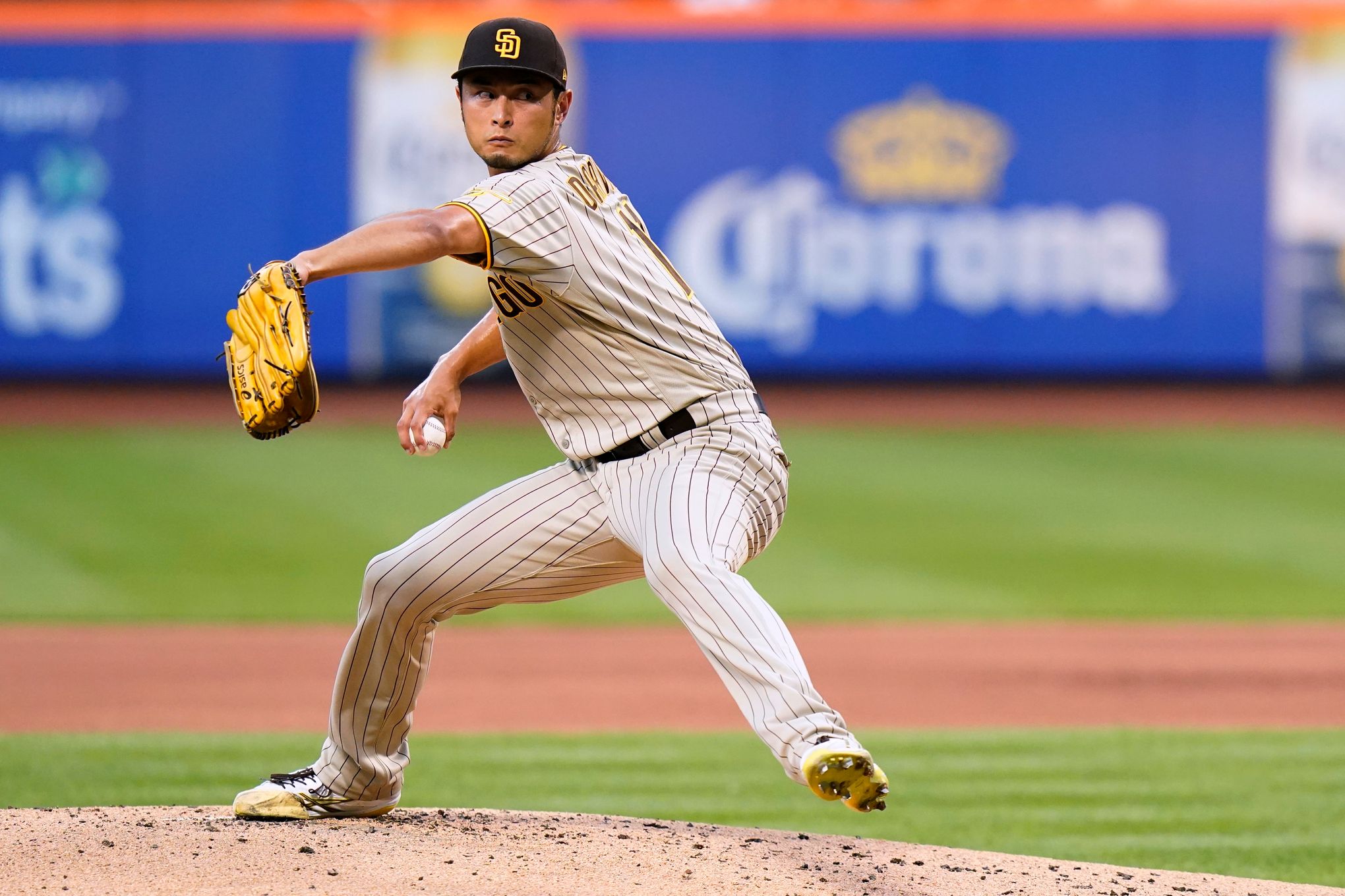 Padres, Cruising Thanks to Darvish, 4 Home Runs, Stun Mets in Wild