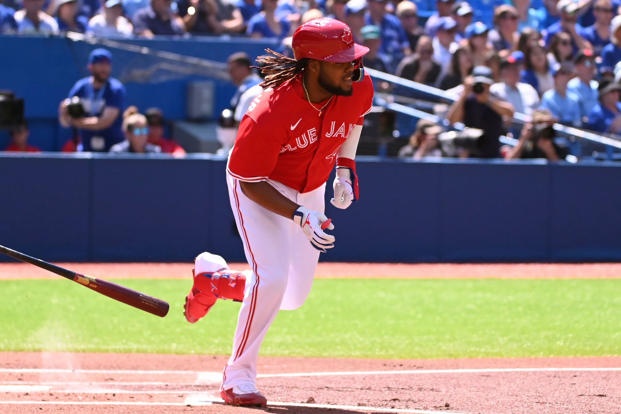 Vladimir Guerrero Jr. hits double with one-handed swing