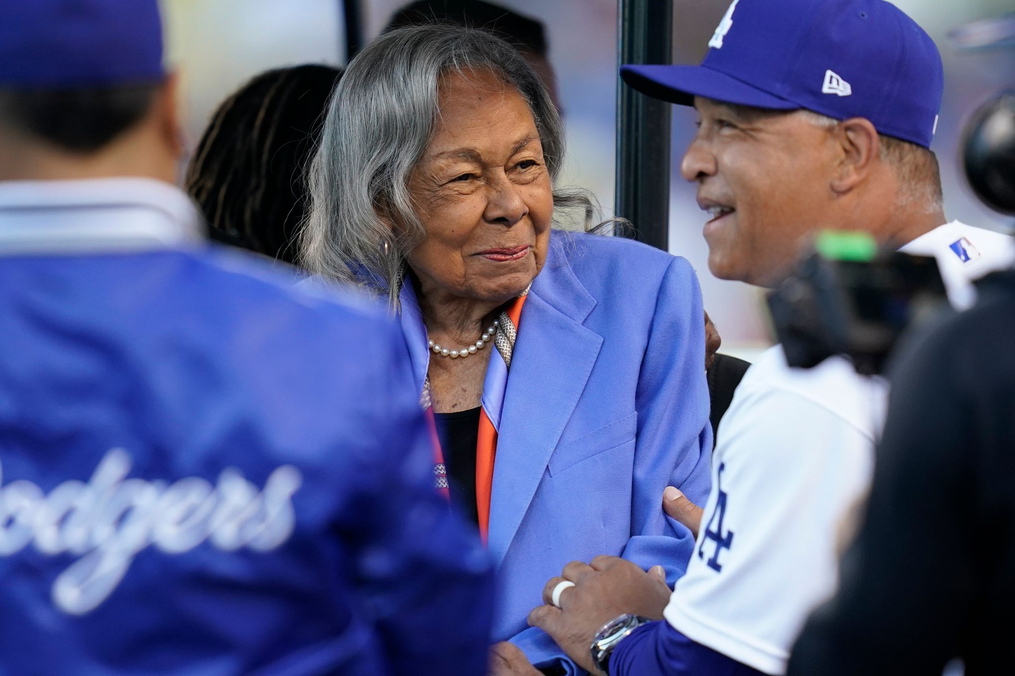 Dodgers gather at Jackie Robinson statue to pay respects
