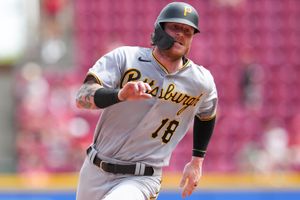 India, Drury key rally, Reds beat Pirates 5-1 to split DH