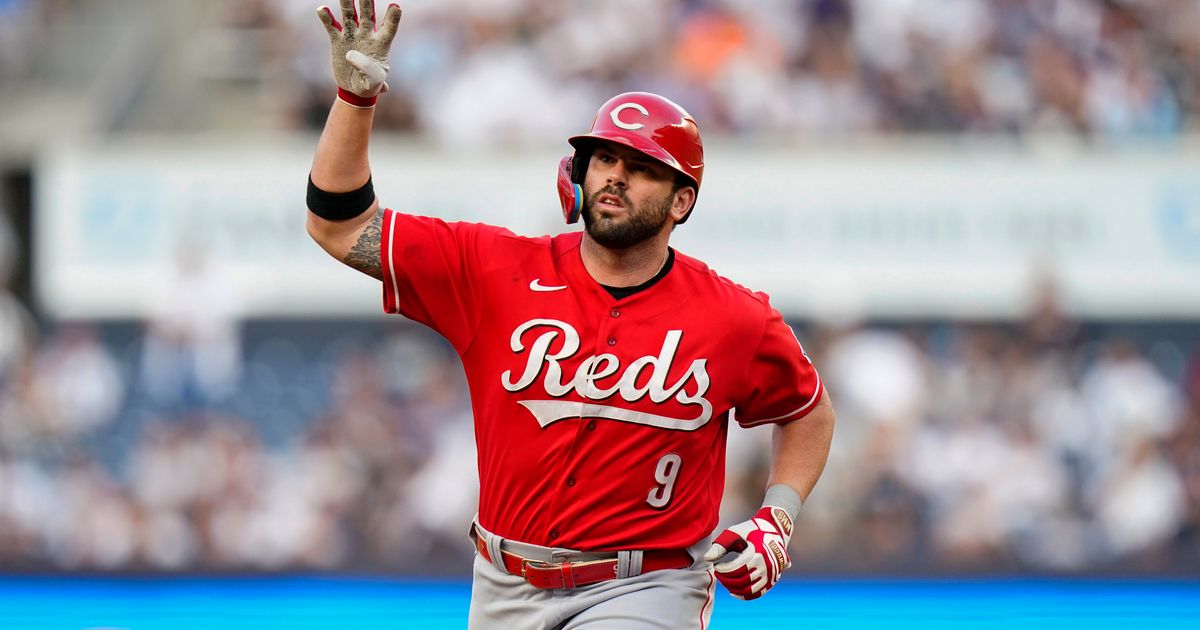 Former Reds infielder Moustakas signs deal with Rockies